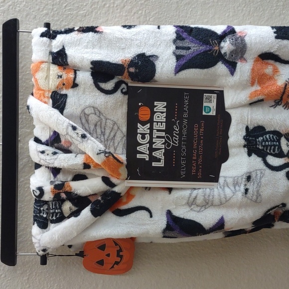 HALLOWEEN Velvet Soft Halloween Throw Blanket with Treat Bag - Picture 7 of 8